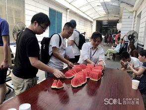 站在一旁的吃瓜群众图片,吃瓜群众的热闹瞬间