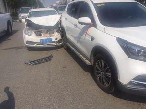 吃瓜群众看热闹被车撞了,现场惊心动魄